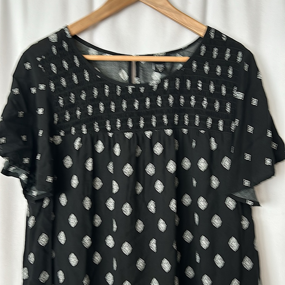 Torrid Cute Black Floral Short Sleeve Shirt Top **Size 1** 🌸🌸 - Picture 3 of 4